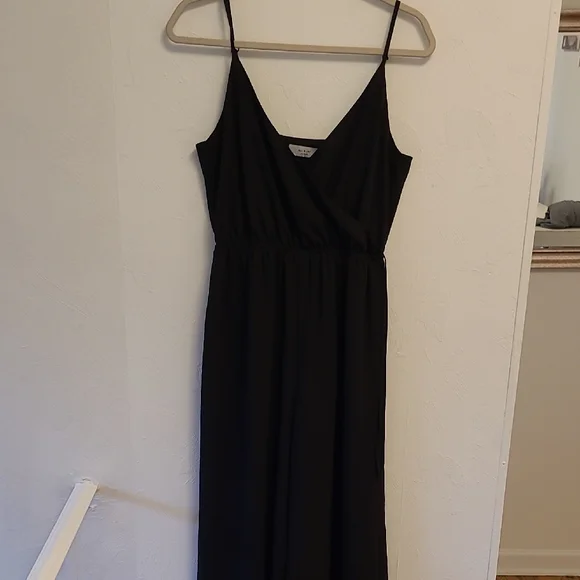 ALI & JAY Elegant Black V-Neck Jumpsuit - Picture 6 of 11